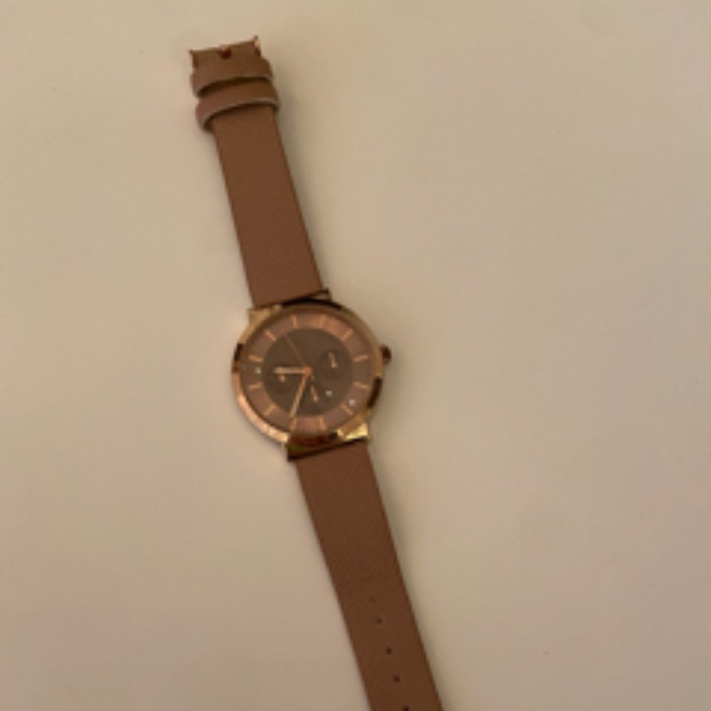 Rose gold watch with cognac band